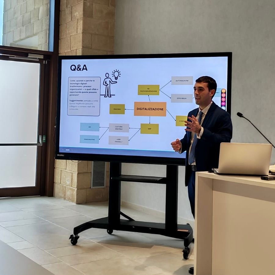 Nicola Dibitetto durante una presentazione sulla digitalizzazione